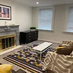 Spacious 2-Bedroom Unit In Lincoln Park