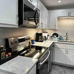 Spacious 2-Bedroom Unit In Lincoln Park
