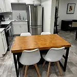 Spacious 2-Bedroom Unit In Lincoln Park