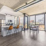 Freshly Minted 2Br - Elegance & Comfort In Central Chicago