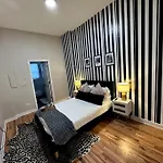 Chic Safari Haven - 2 Bd\\2 Ba - Sleeps 8