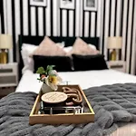 Chic Safari Haven - 2 Bd\\2 Ba - Sleeps 8