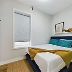 Chic 2Br Top-Floor Gem