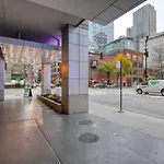 Blueground River North Pool Doorman Wd Chi-1092