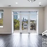 Designer Condo 1 Free Parking