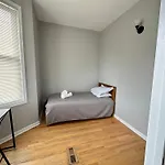 Wonderful Close To Downtown - Free Parking Homestay *