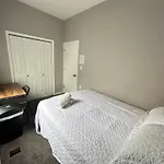 Wonderful Close To Downtown - Free Parking Homestay