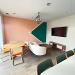 Designer Condo 1 Free Parking