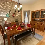 Queen Beds, Long Stay, Garage Parking, Near Train Apartment Chicago