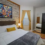 Apartment Queen Beds, Long Stay, Garage Parking, Near Train