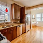 Queen Beds, Long Stay, Garage Parking, Near Train Apartment *