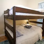 Apartment Queen Beds, Long Stay, Garage Parking, Near Train