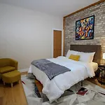 Apartment Queen Beds, Long Stay, Garage Parking, Near Train Chicago