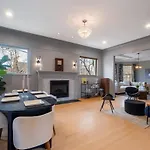 Elegant And Chic 2Bed 2Bath Steps From The Lake!