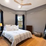 Elegant And Chic 2Bed 2Bath Steps From The Lake!