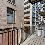 Chic 2Br 2Ba Condo With Balcony - River North Chicago