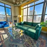 Bright 2Br Luxury Corner Suite With Optional Parking Sleeps 6 Guests Near Mccormick Place And Soldier Field