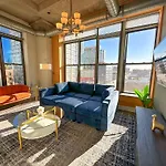 South Loop 2Br Corner Unit With Natural Light, Optional Parking And Guest Access Near Downtown Chicago And Mccormick Place