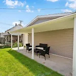 Spacious 2 Bedroom Near Midway