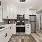 Spacious 2 Bedroom Near Midway