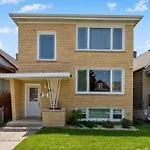 Spacious 2 Bedroom Near Midway