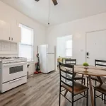 Cozy Two Bedroom Unit Near Lakeview Lincolnpark Wrigley