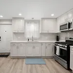 Quiet Townhome, Near Lakefront And Downtown - Superfast Wifi