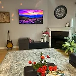 Art Downtown Fulton Market Entire 3 Bedroom Home Sleep10 Private Garage Roof Ev Tesla