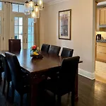 3 Bedroom Spacious Home In Ideal Location W Free Parking Back Yard Pets Welcome