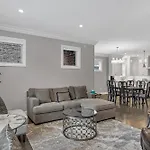 Elegant Condo-Steps From Wrigley Field, 32 Nights Condo