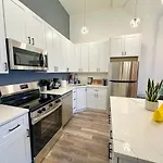 Luxury 6br With Pool Table Sleeps 12 Perfect For Group Near Mccormick Place, Grant Park And Soldier Field Apartment