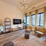 Luxury 6br With Pool Table Sleeps 12 Perfect For Group Near Mccormick Place, Grant Park And Soldier Field Apartment