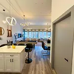 Apartment Luxury 6br With Pool Table Sleeps 12 Perfect For Group Near Mccormick Place, Grant Park And Soldier Field