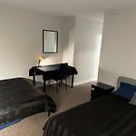 Cozy 2 Bedroom Condo By Lakeshore