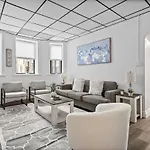 Chic 2Br Getaway Queen Beds Fast Wifi