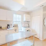Bright & Modern 3br And 1ba In Logan Square Apartment *
