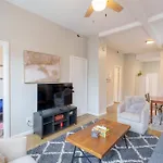Bright & Modern 3br And 1ba In Logan Square Apartment