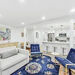Luxurious Lincoln Park Home With Gourmet Kitchen