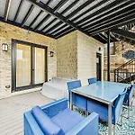 Luxurious Lincoln Park Home With Gourmet Kitchen