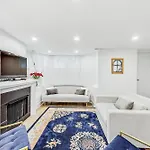 Luxurious Lincoln Park Home With Gourmet Kitchen