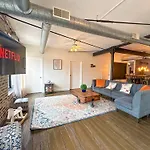 Mccormick Place Spacious 5Br Suite With Pool Table & Optional Parking Sleeps 10 Near Soldier Field And Grant Park