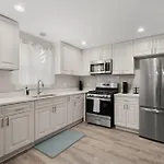 Quiet Townhome, Near Lakefront And Downtown - Superfast Wifi