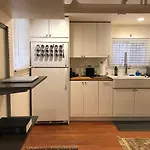 Comfy Garden Suite In Andersonville