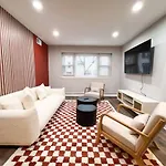 Modern 1br Free Parking Spot Apartment