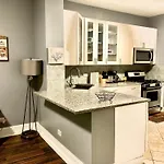 Urban Coach Penthouse - Near Train, Medical District, And Downtown