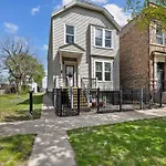 Prime Location Retreat 4 Bedrooms W Parking