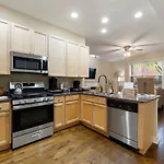 Medical District 2Br With Jacuzzi & Parking