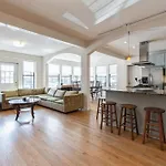 Wrigleyville Home Away From Home! 5 Mins From Downtown! Steps From Lake!! Cozy!
