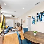 The Bucklogan Nest | Sleeps 6 | Walk To Blue Line