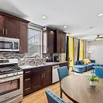 The Bucklogan Nest | Sleeps 6 | Walk To Blue Line
